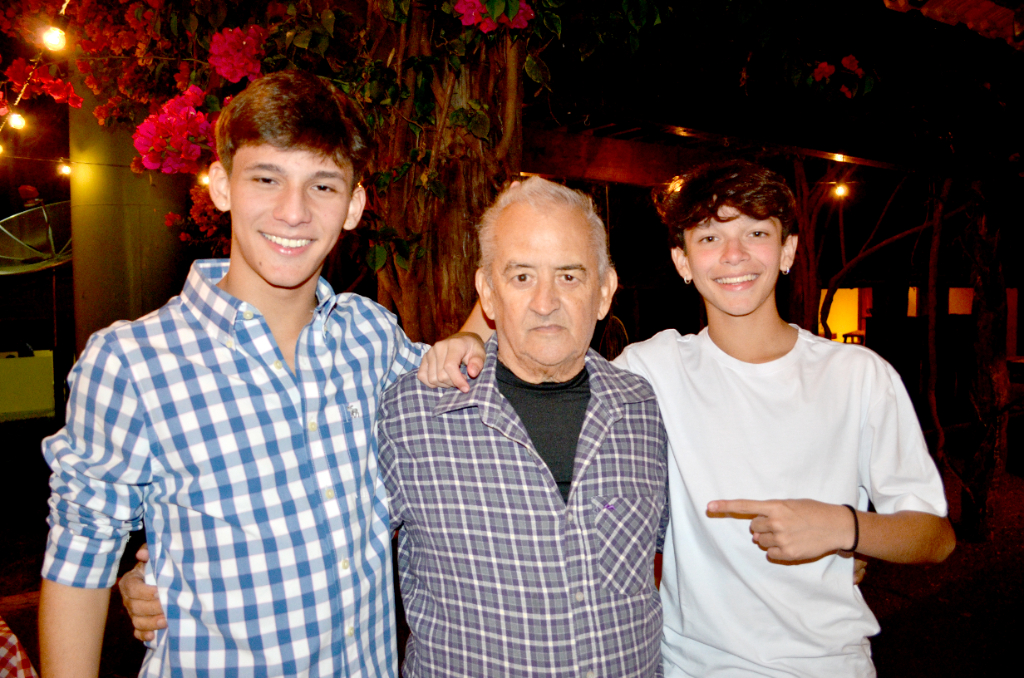 José Clemente Sobrinho celebra a chegada de um novo ciclo de vida hoje, 10 de outubro! Ele festeja esta data especial cercado pelo amor e carinho de sua filha, Danatiele Clemente, e seus netos, Vitor e Lucas Clemente, que estão ao seu lado na foto. Amigos e familiares também se unem para abraçar o feliz aniversariante, desejando muitas felicidades e conquistas neste novo ciclo. Parabéns, José Clemente! Que este aniversário seja especial e marque o início de um ano maravilhoso!