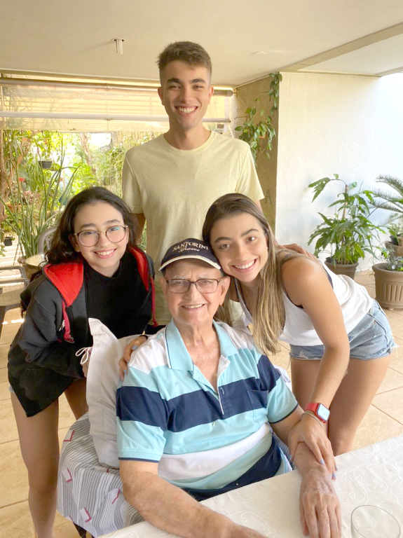 O bem-sucedido médico cardiologista, homem de negócio e líder em diversas atividades comunitárias, dr. Joaquim Figueira da Costa, é o feliz aniversariante do dia. Ele será alvo das homenagens dos amigos e de toda sua família. Na foto, ele aparece ao lado de seus netos num momento de confraternização com a família. Parabéns dr. Joaquim! Que DEUS multiplique as bênçãos e a saúde em sua vida