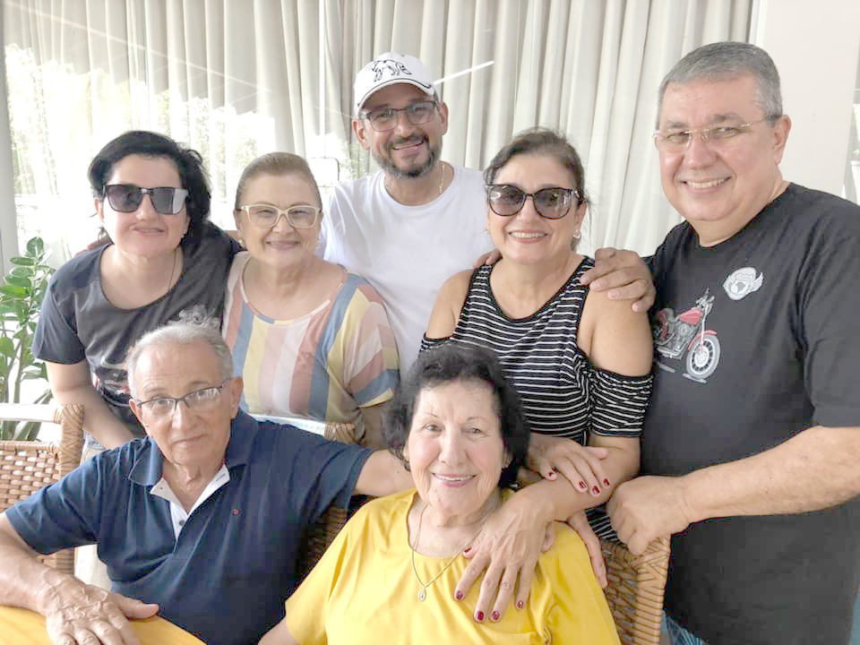 Parabéns para Flávio Prates, diretor da Imobiliária Abrelar em Votuporanga, que celebra seu aniversário no dia de hoje. Ele ganha abraços calorosos de sua esposa Roseli, sua filha Mariana e também de seus pais Oliveira Prates e Josefa e seus irmãos Edson, Marilda, Ana Fernanda e Lica (com ele na foto). Felicidades e que o novo ano de vida seja de muitas conquistas e vitórias para você 