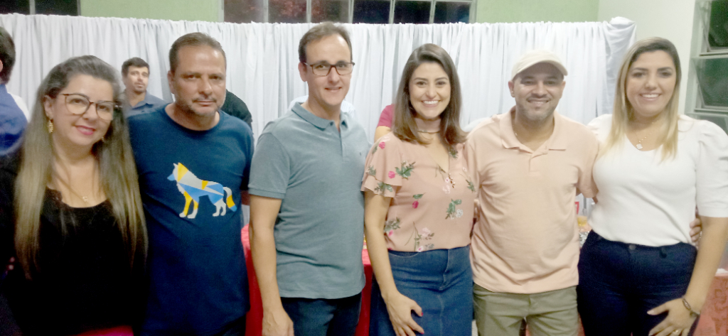 Janaína e seu esposo Rogério, presidente do Assary, Glauco Ventura presidente da ACV e sua esposa Denise e o diretor social do Assary, Baiano e sua esposa Fran presentes no coquetel de lançamento oficial do “Baile Tropical 2022”