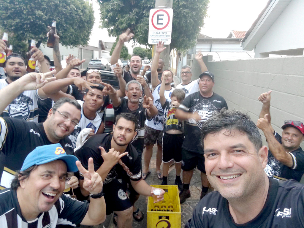 Dr. Luciano Melo fez questão de registrar uma selfie para registrar a felicidade dele e de seus amigos, comemorando a classificação do time da Votuporanguense, que passou de fase. Ele postou uma selfie dos fiéis torcedores da Alvinegra em sua rede social com a seguinte legenda: “O importante é nunca perder a sua essência! Comemoração da torcida Alvinegra. Classificado! #tamojuntocav”.