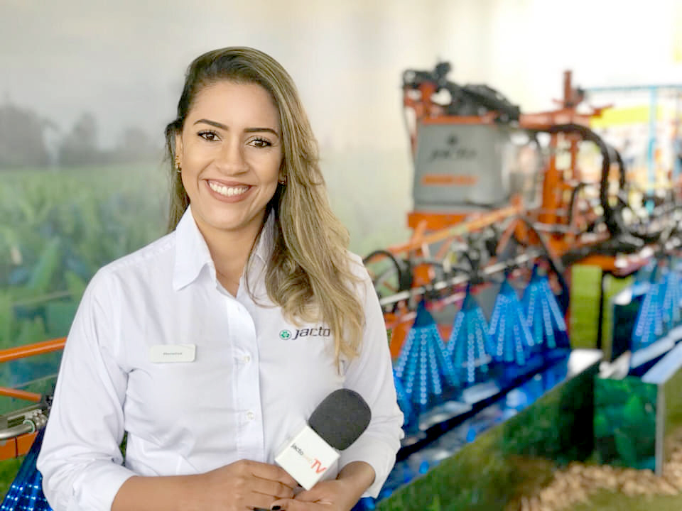 A jornalista votuporanguense Monaliza Pelicioni foi escolhida como embaixadora da maior feira do agronegócio no país. A “AGRISHOW”, que acontece nos dias 25 a 29 de abril em Ribeirão Preto, é uma referência nacional no agronegócio e em sua última edição recebeu mais de 150 mil visitantes, movimentando R$ 2,9 bilhões em negócios. Parabéns à Monaliza que, mesmo residindo em Campinas atualmente, se orgulha de levar e honrar o nome de Votuporanga por todo o Estado com seu brilhante profissionalismo