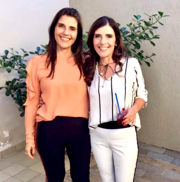 Hoje é dia de celebrar em dose dupla a vida das queridas irmãs gêmeas Maria Cristina Amendola Cuim e Maria Lúcia Amendola Scamatti, que comemoram aniversário nesta terça-feira, dia 16. Unidas pelo laço especial da vida e pelo carinho de todos que as cercam, Maria Cristina e Maria Lúcia recebem nesta data muitas homenagens de familiares, amigos e admiradores. Que este novo ciclo seja abençoado, repleto de saúde, alegrias, amor e momentos felizes. Parabéns às aniversariantes! Que a vida continue sorrindo generosamente para vocês.