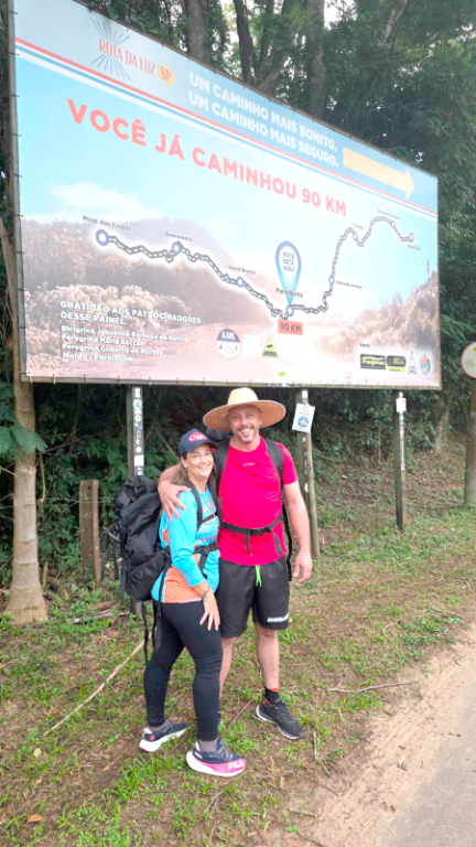 Hoje queremos compartilhar algo que vai muito além do trabalho e da rotina… é sobre fé, propósito e superação. O proprietário da Ca-Lubri Lubrificantes e da Ca-Lubri Auto Center saiu em peregrinação rumo a Aparecida do Norte. São 120 km de caminhada, enfrentando o cansaço, o calor e os desafios do caminho, mas com o coração cheio de fé e gratidão. Cada passo é uma oração, cada quilômetro vencido é uma prova de determinação. A jornada foi abençoada do início ao fim, trazendo proteção, renovação e muitas graças. Que a fé nos mova, nos fortaleça e nos lembre que, com Deus à frente, nenhum caminho é longo demais. 