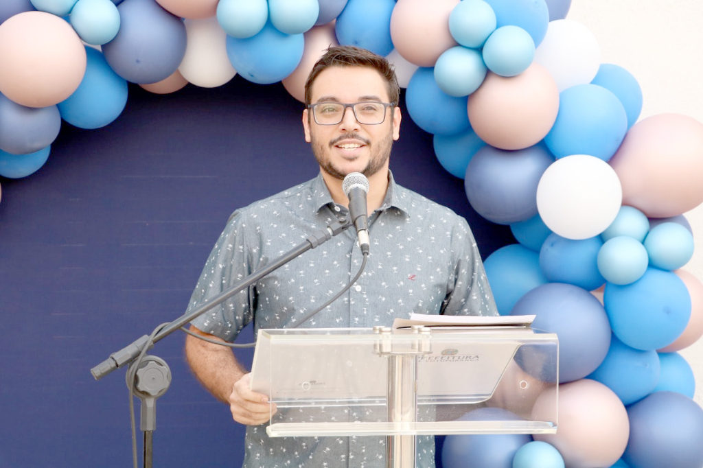 O nosso amigo jornalista e secretário de Comunicação Wender Rodrigues celebra idade nova hoje e recebe todo o amor e carinho de sua esposa Jéssica de Paulo Rodrigues.  Os amigos e familiares também parabenizam o feliz aniversariante pela data e seus colegas de profissão e equipe de comunicação da prefeitura de Votuporanga também externam aqui as felicitações pelo início de um novo ciclo de vida. Parabéns, que a energia do dia de hoje renove sua saúde, recarregue a coragem e a inspiração de viver sempre com muita saúde, alegria e sucesso. Feliz aniversário!!!