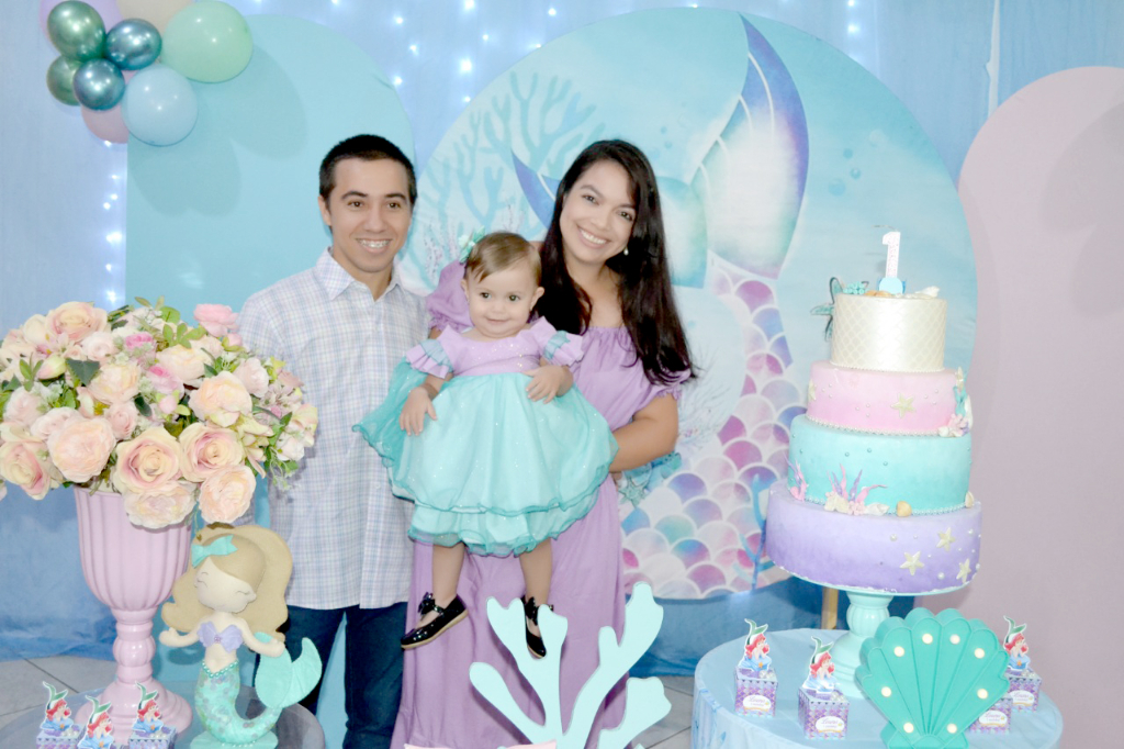 Um registro especial da mamãe Stefanie e o papai Danilo celebrando com muita alegria o aniversário da pequena Lorena Guedes Waiteman que comemorou seu primeiro aninho de vida no Buffet Canto do Encanto, que foi todinho decorado com o tema da “Pequena Sereia” para compor o cenário da princesinha. Parabéns Lorena, que papai do céu lhe conceda uma infância com muita saúde, amor e alegrias 