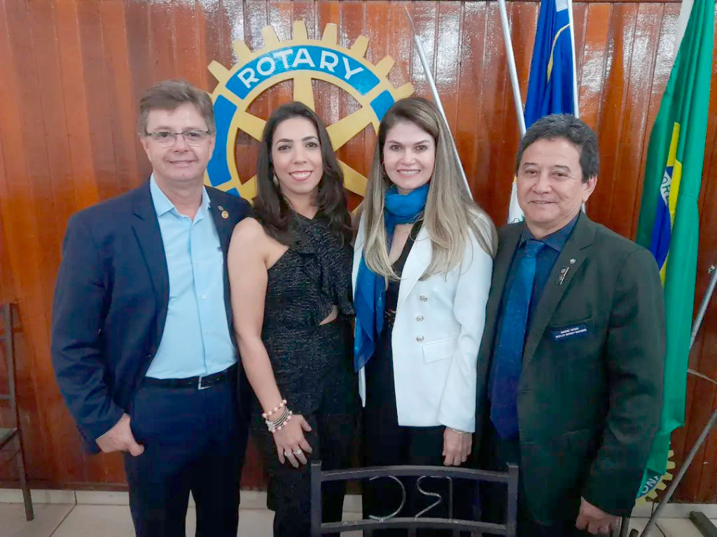 Adauto Mariola, governador assistente do Rotary Clube de Votuporanga, recepcionou o governador Distrito 4480, Gerson Januário, e sua esposa Rosangela, que veio cumprir agenda da visita oficial aos clubes de serviços aqui de nossa cidade nesse último final de semana. Os 4 Rotarys Clubes da cidade se revezaram no sábado e domingo para receber o casal em suas respectivas sedes. Na foto, Adauto Mariola e sua esposa Claudia juntamente ao governador Gerson Januário e sua esposa Rosangela