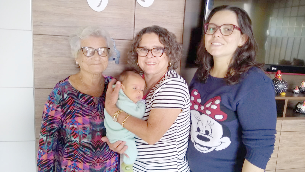 O pequeno Gael celebrando seu segundo mês de vida com as três gerações da família Carmona, sua Bisavó Materna Judith, sua avó Célia e sua mamãe Layse. É muito amor envolvido 