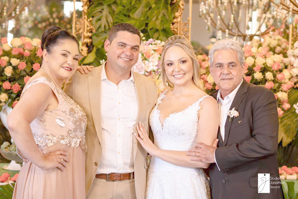 A vereadora Sueli Friosi e seu marido José Orlando Mastrocola Lopes se deslocaram para a cidade de Tangará da Serra (MT) para uma missão muito especial: casar o filho. Pois é, o casal partiu com um destino lindo de realizar a união de amor de José Gabriel Friósi Lopes e Loweslaine Bruna Mendes, que se casaram no cartório dia 23 de outubro e a cerimônia religiosa acontecerá em maio de 2022. Na foto, os noivos José Gabriel e Loweslaine com Sueli Friosi e José Orlando Mastrocola. Parabéns ao casal pela união e que seja abençoado esse amor.