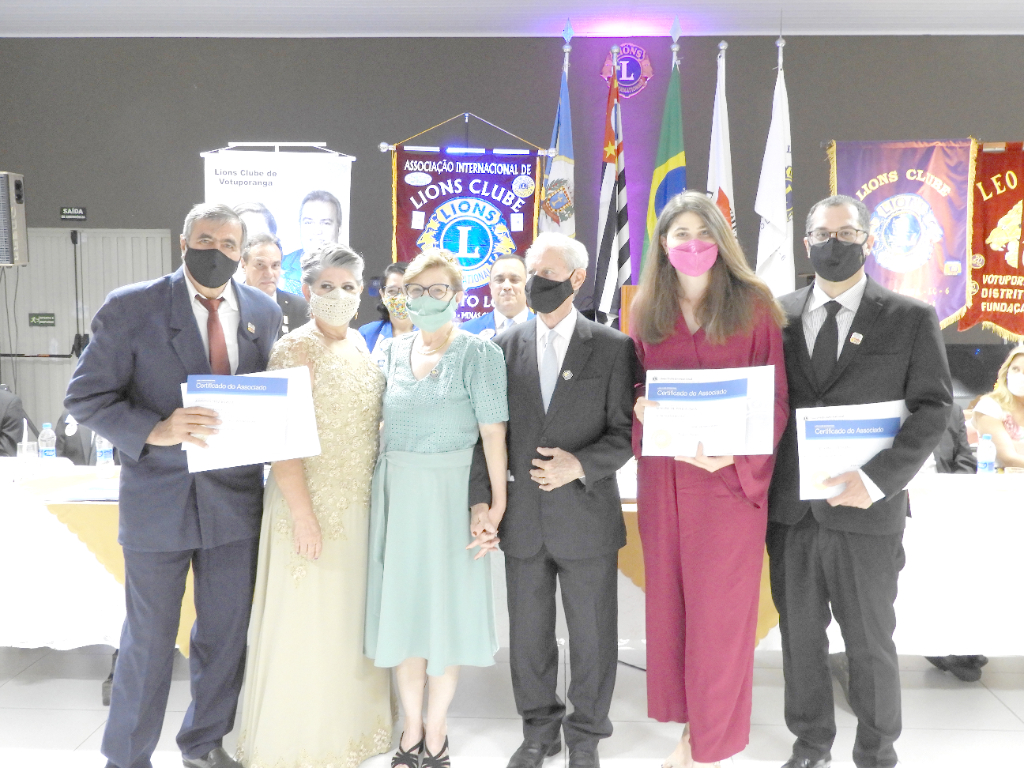 A noite do dia 29 foi festiva no Lions Clube de Votuporanga e Maria Helena Breviglieri e seu marido Dr. José Breviglieri apadrinharam dois casais de amigos que se associaram ao clube. Antonio Luiz Banzela e sua esposa Juçara, mais Fábio e sua esposa Monize, são agora genuinamente companheiros leões. Bem vindos à família leonina! 