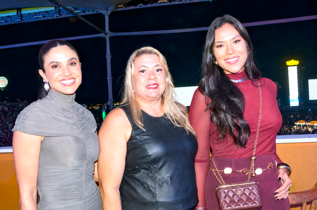 Um registro especial das belas, Daiany Beleza, Elizangela Garcia e Marcela Nagata reunidas no calor da amizade, celebrando grandes momentos durante o Votu International Rodeo, que movimentou e encantou Votuporanga e toda a região. Em sua 2ª edição, a festa se consolida como um verdadeiro sucesso, atraindo milhares de pessoas vindas de toda a região para curtir as emoções dos rodeios e os shows que foram grandes atrações do evento.
