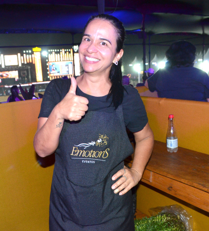 Leandra, executiva da OAB, dando uma pequena pausa em suas atividades laborais, esbanjando simpatia e abrindo um lindo sorriso para registrar sua presença no Votu International Rodeo. Em meio ao clima contagiante da festa, ela marcou presença com leveza e alegria, em todos os dias do evento.