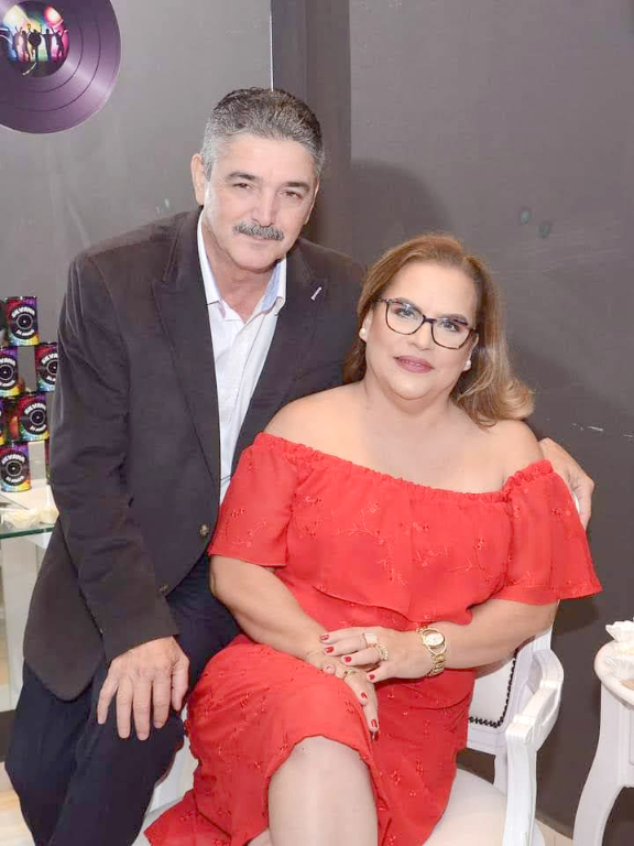 E ontem foi dia de brindar a vida para Silvana Dias de Souza, que completou idade nova. A feliz aniversariante curtiu seu dia especial ao lado de seu esposo Dr. Milton e recebeu todo o carinho de sua família e amigos. Parabéns à feliz aniversariante, muito amor, saúde, paz e sucesso em sua caminhada.