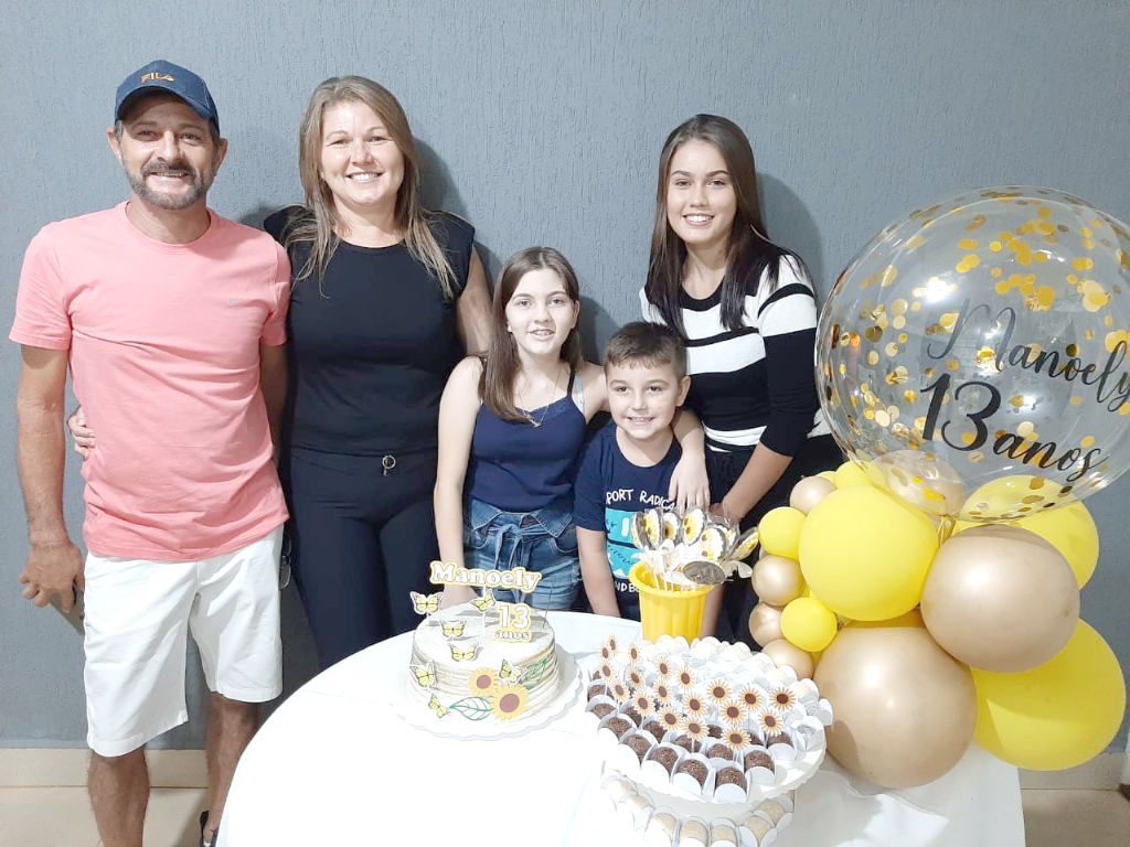 E o 17 de maio que passou foi especial para Marli Gasquez e toda a sua família, que celebrou com alegria mais um ano de vida da Manoely, que completou seus 13 anos e comemorou a data cercada pelo afeto e carinho de seus pais e irmãos. Parabéns Manu e feliz vida!!! 