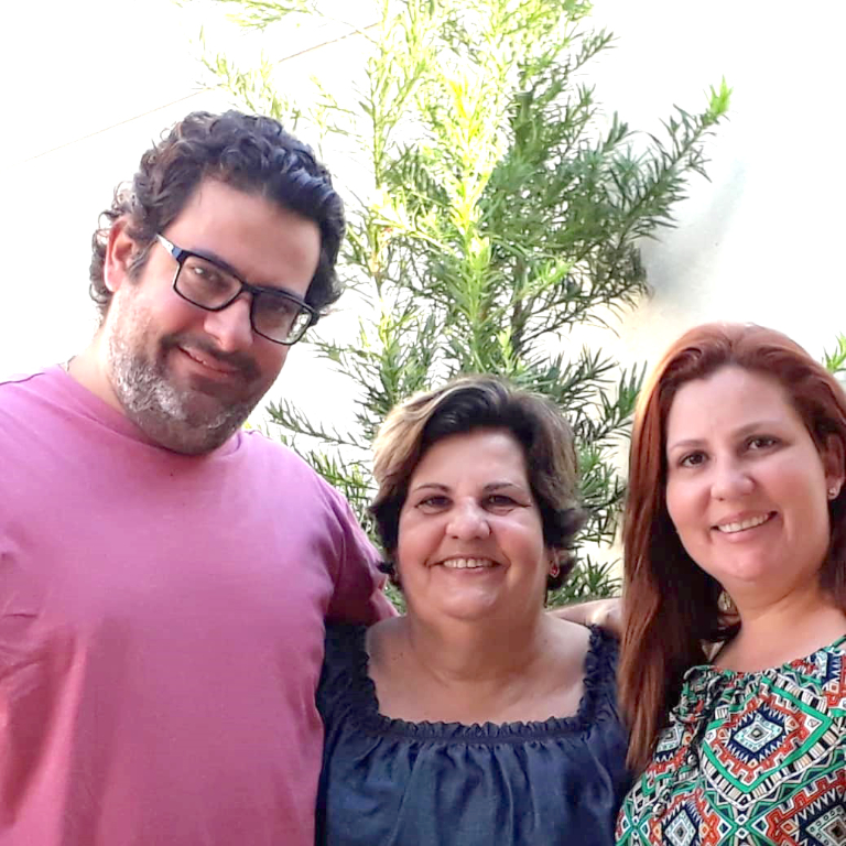 Theresa Maria Fernandez Morini, comemora hoje (25) mais um ano de vida   ao lado de quem ama. A data ganha ainda mais significado com a presença dos filhos Bruno e Camila, que a cercam de carinho e tornam tudo ainda mais especial. Entre abraços, sorrisos e momentos de afeto, Theresa brinda mais um ciclo de vida com gratidão e felicidade. Feliz Aniversário! Que este novo ano seja repleto de saúde, amor e muitas alegrias compartilhadas ao lado da família.