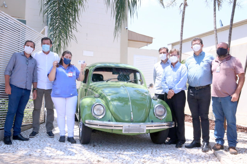 No último dia 28, a Santa Casa de Votuporanga realizou com sucesso o seu 7º Leilão de Gado e também o sorteio do Fuscão Verde. A feliz ganhadora do Fuscão, Rosana Moreira Leão, que, inclusive, é uma técnica de enfermagem da instituição, vendeu o seu prêmio para o empresário Carlos Polaquini. Aí começou um novo ciclo de solidariedade. Polaquini doou o Fusca Verde que comprou para ser rifado novamente, mas desta vez com renda revertida para o Hospital do Amor de Barretos, em um leilão que acontecerá em março de 2022. Na foto, Carlos Polaquini entregando as chaves do prêmio a ser rifado para Antônio Curte, representando o Hospital do Amor de Barretos