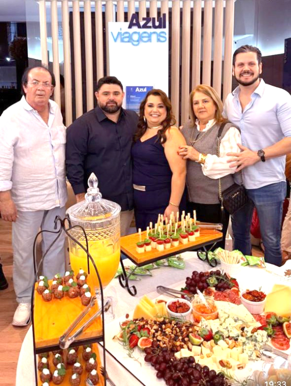 A inauguração da Azul Viagens marcou a chegada de mais um importante empreendimento que contou com a atuação da Imobiliária Bem Viver. Na foto, Mário Santos, Marcus e Ziláh, diretores da imobiliária, ao lado dos representantes da nova agência, celebrando este momento especial.
Imobiliária Bem Viver — fazendo sempre o melhor por você!
