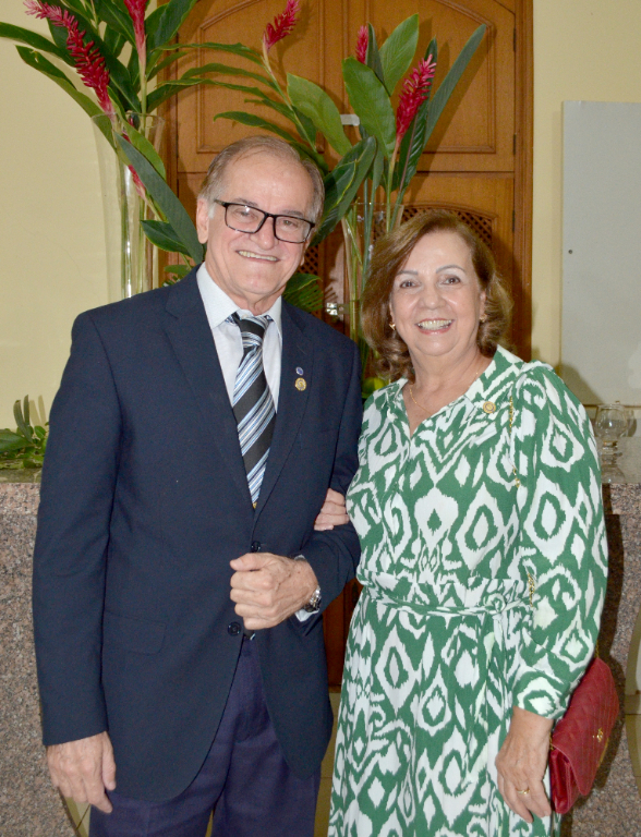 Maria Luísa Dionísio Gonçalves, abre sorrisos para brindar seu aniversário que 
é celebrado hoje. Ela divide essa alegria com sua família e amigos e recebe todo o amor e carinho de seu marido, o médico Dr. José Maria Gonçalves, que puxa a fila dos parabéns. Felicidades María Luísa por este dia tão especial e que venha mais um ciclo de grandes realizações em sua vida.
