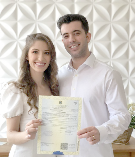 Enfim chegou o grande dia da união de Amanda Flores e Yan Álef. A excelente fotógrafa acostumada a registrar e captar toda a emoção dos casamentos que registra, teve seu dia de estrela e se deixou fotografar em um dos momentos mais especiais da vida de uma mulher: o dia do casamento. A união foi na presença dos pais dos noivos e convidados que participaram desse lindo ato de amor onde as famílias se uniram pelos laços sagrados do matrimônio e do amor. Felicidades aos noivos, e que o amor seja um ele constante em suas vidas e lhes conduza sempre nos caminhos da felicidade. Viva os noivos!!!