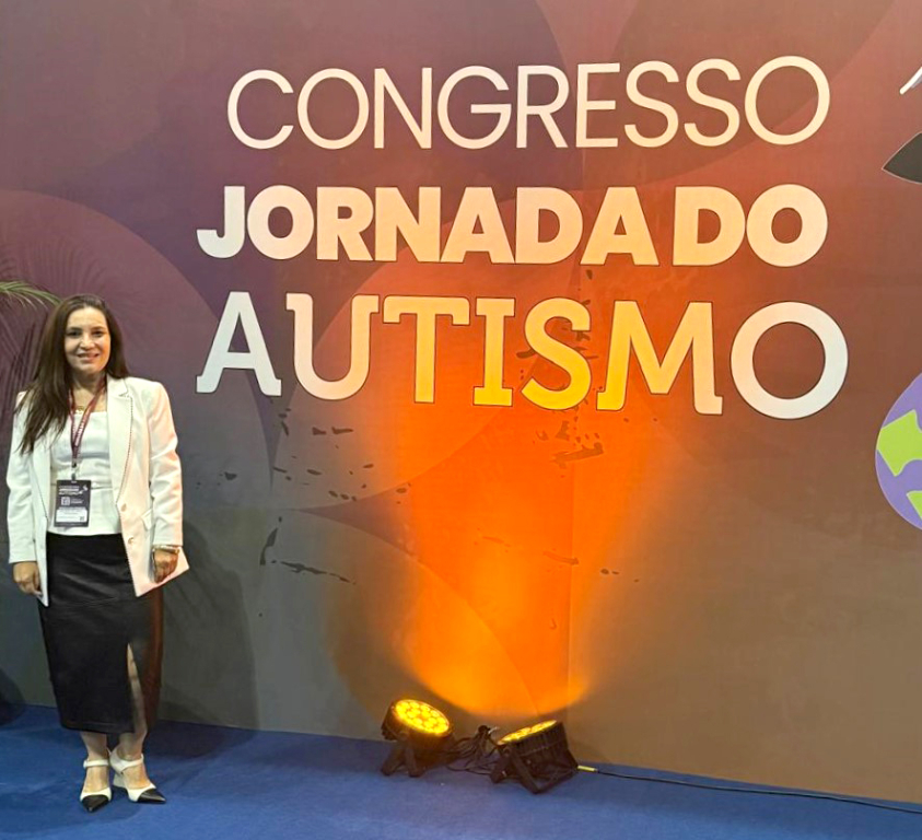 O conceituado advogado Dr. Jerônimo Figueira da Costa inicia o mês em clima de celebração, comemorando mais um ano de vida nesta quarta-feira, 01 de abril. A data será vivida com muito carinho ao lado de familiares e amigos, que reconhecem e admiram sua trajetória marcada pela ética, dedicação e profissionalismo. A ocasião promete ser repleta de demonstrações de afeto e reconhecimento por parte daqueles que acompanham sua caminhada pessoal e profissional. A coluna registra a data especial e envia votos sinceros de muita saúde, alegrias e conquistas. 
FOTO 5  e FOTO 6 –  
A psicóloga, pedagoga e psicopedagoga Gilliane Antunes Francisco segue firme em seu compromisso com a atualização constante e a excelência no cuidado. Neste último final de semana, participou do maior congresso sobre autismo do Brasil, realizado na cidade do Rio de Janeiro. Foram dois dias de imersão intensa, reunindo palestrantes renomados do Brasil e do mundo, em uma jornada rica em conhecimento, prática e troca de experiências. O evento contou com uma estrutura completa para mais de 5 mil participantes, grandes expositores e conteúdos fundamentados em evidências científicas atuais e aplicáveis, promovendo reflexões profundas sobre inclusão, intervenção e desenvolvimento.
Gilliane retorna da Jornada do Autismo ainda mais preparada, com novos aprendizados, conexões valiosas e experiências que elevam sua atuação a um novo nível, sempre em busca de oferecer o melhor para seus pacientes e para a educação inclusiva.

