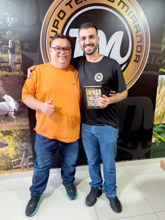 O empresário Leonardo Silvan, diretor da Ponto Créditos em Votuporanga, já confirmou presença no Votu International Rodeo 2026, que acontece entre os dias 07 e 10 de maio, no Centro de Eventos “Helder Henrique Galera”. Em sua segunda edição, o evento promete reunir grandes nomes da música nacional, como Luan Santana, Matheus & Kauan, Alok, Leonardo e a dupla Rio Negro & Solimões. Faça como o Leo e garanta já o seu ingresso para viver de perto a emoção da maior festa de rodeio do interior paulista! Na foto Léo e Renato Martins