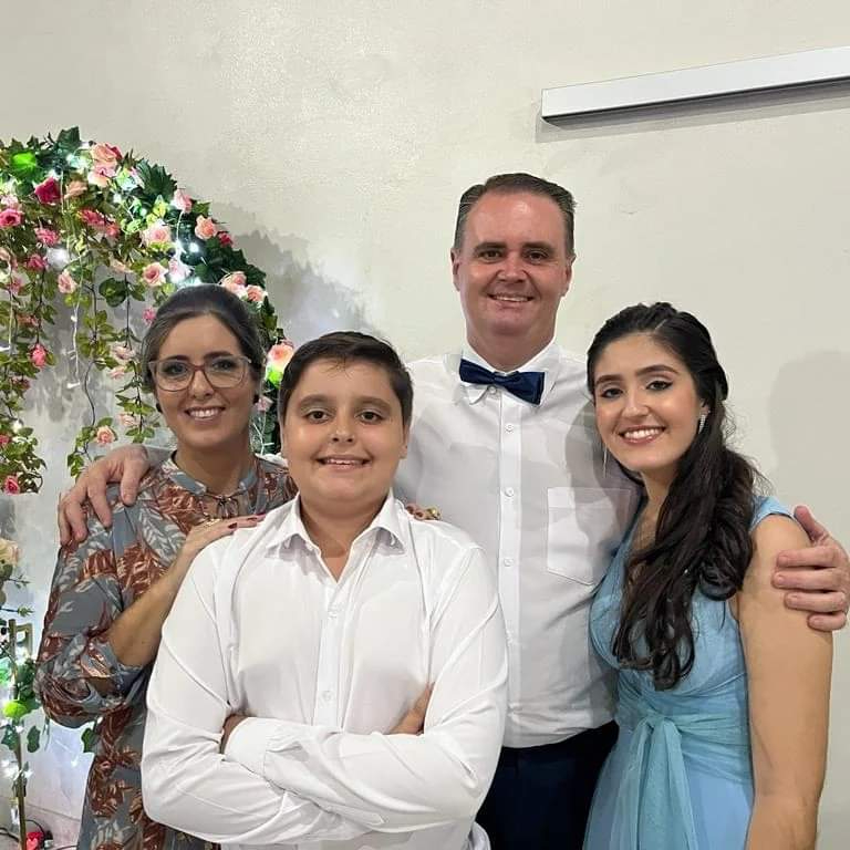 Alessandro Simonato, sua esposa Andréia e seus filhos Miguel e Maria Eduarda. A família caprichou no look e se trajou com muita beleza e elegância para prestigiar cerimônia de casamento em família que aconteceu neste último final de semana