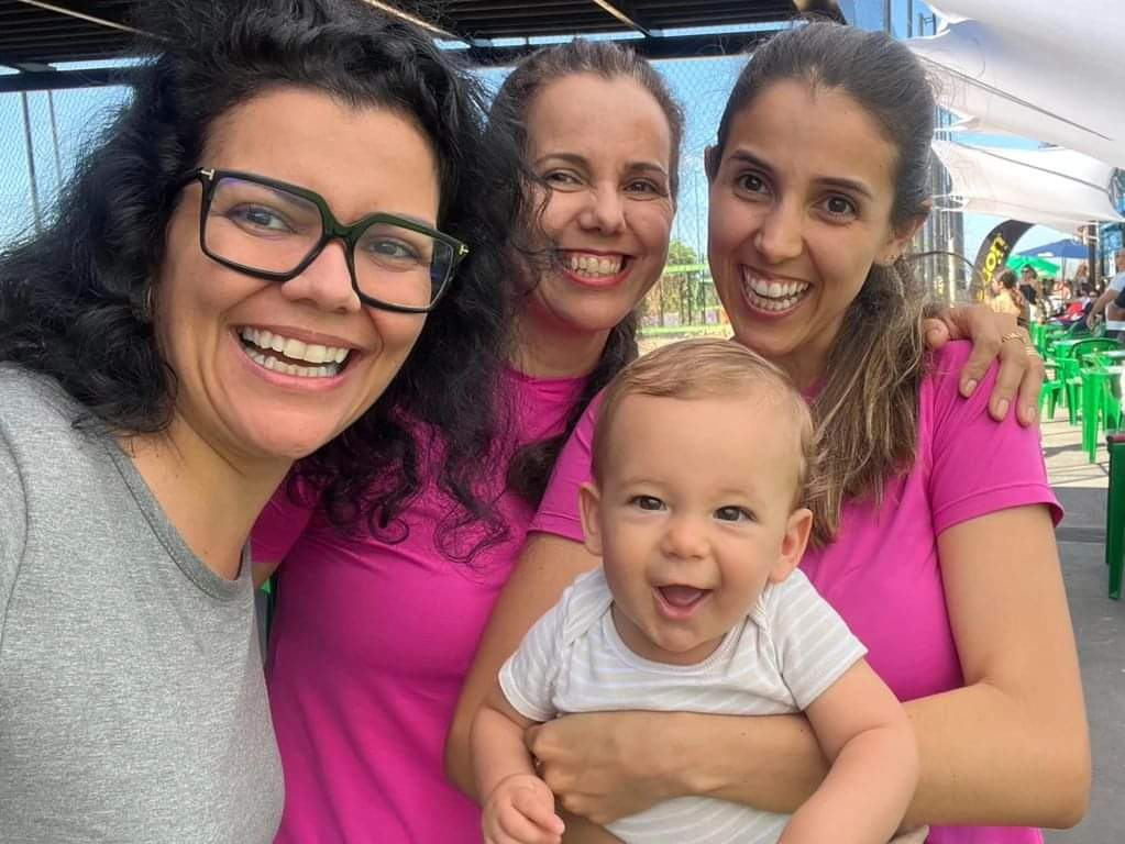 Karina do Carmo, Celinha e Jéssica junto do pequeno Lucca. Celinha e Jéssica participaram do torneio Live de Beach Tenniss realizado neste último final de semana na Arena Esportess em Valentim Gentil. A dupla de mãe e filha se classificaram para a semifinal e a madrinha Karina mais seu afilhado Lucca ficaram na torcida clamando por vitória para elas