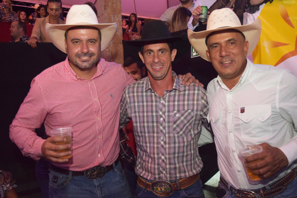 Os profissionais do “Mundo do Rodeio” presentes no Rodeio Show de Valentim Gentil: Dênis Rodrigues (juiz), Tulio Rocha (salva-vidas) e Igor da Costa (juiz)