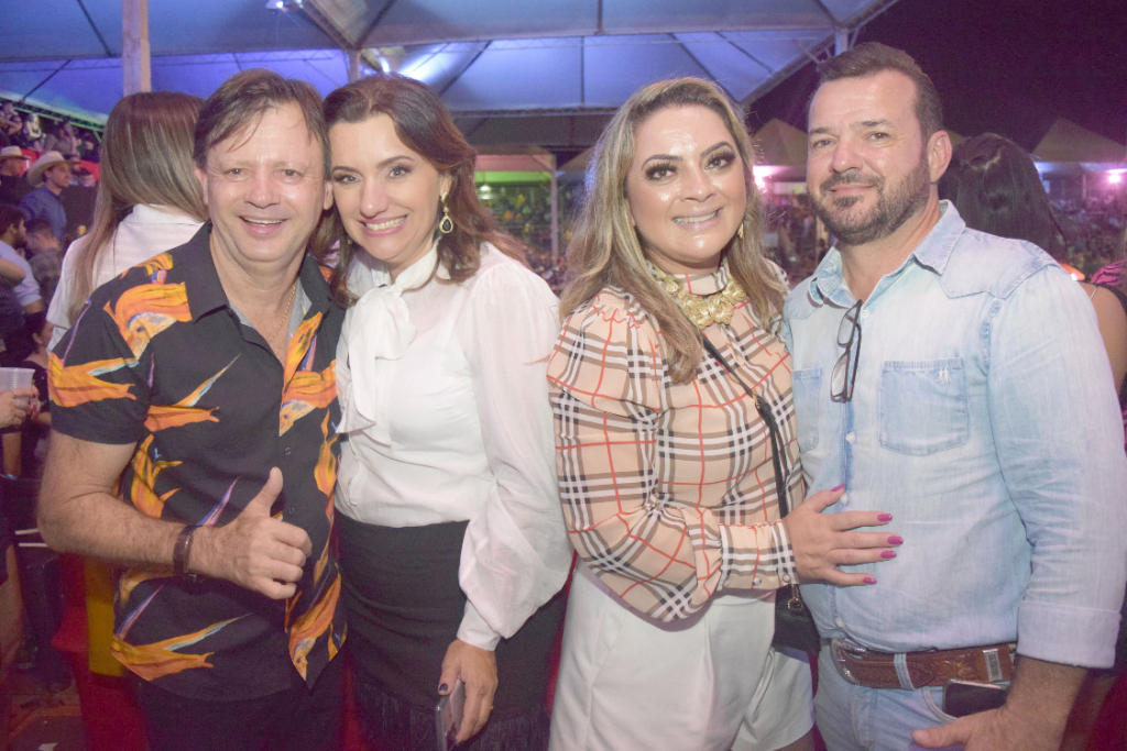 O empresário Ivan Silva, organizador do Valentim Rodeio Show, com sua mulher Catia Lorijola e o casal de amigos, Sabrina Fernandes e Leandro Viegas da cidade de Bálsamo