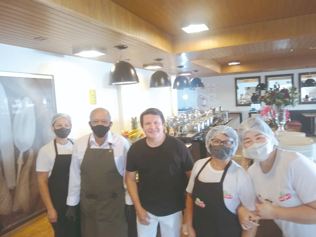 O restaurante Garfus foi palco, no dia de ontem, ainda que por alguns minutos, do cantor Giovani, da dupla Gian e Giovani. É que o cantor sertanejo foi saborear a deliciosa comida do Garfus e claro que, de pronto, deu uma palinha musical para a equipe do Juninho. Os fãs do cantor amaram e agradeceram o carinho. Na pose especial para a foto com o cantor estavam Cleide, Domingos, Giovani, Graça e Ceila.