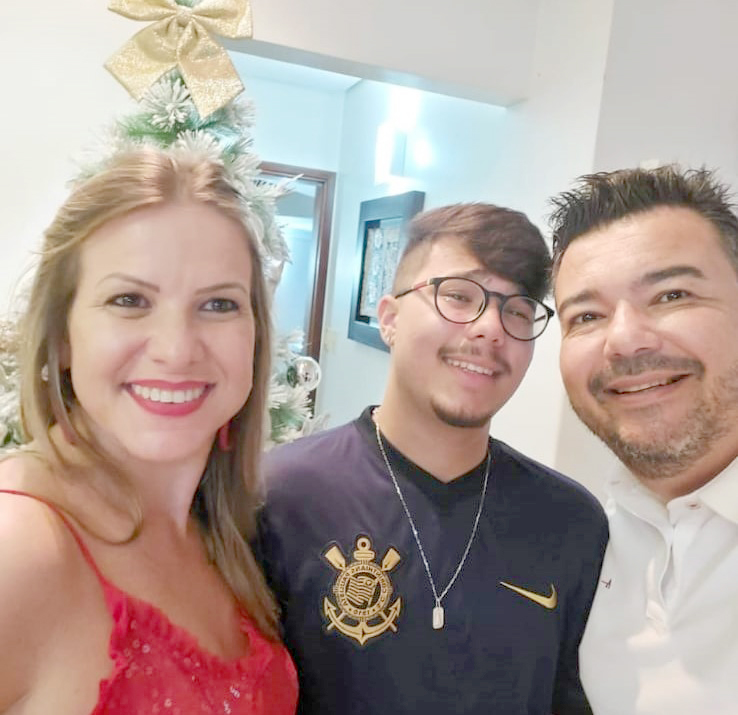 O último domingo (09) foi festivo para a psicóloga Taiza Silva Pereira da Costa, que comemorou mais um ano de vida juntinho de seu marido Maurício Costa e seu filho João Vítor, com ela na foto. Parabéns pela data querida, que seu coração esteja sempre em festa, porque a vida é um presente que DEUS nos dá e deve ser celebrada com muita alegria e gratidão. Feliz novo ciclo de vida, que ele seja leve e abençoado 