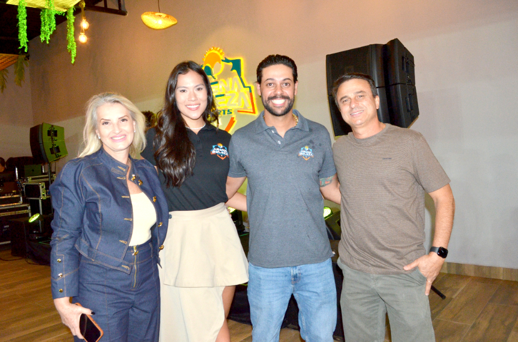 Raquel Polizeli e seu marido, Ednaldo Polizeli, ao lado do casal Marcela Nagata e Duno Beleza, prestigiaram a grande noite de inauguração da novíssima Arena Beleza. O espaço, recém-inaugurado em nossa cidade, chega como uma excelente opção voltada à prática de esportes, lazer e convivência, reunindo amigos, familiares e convidados em uma noite marcada por alegria, beleza e celebração.