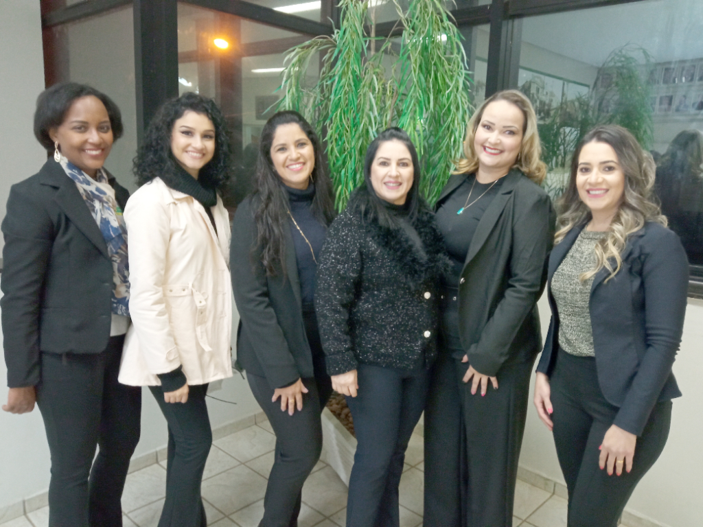 As simpáticas e sorridentes meninas da ACV recepcionando os convidados em noite de posse da nova diretoria. Da esquerda para a direita, são elas: Viviane, Tatiane, Flávia, Ellen e Jordana.