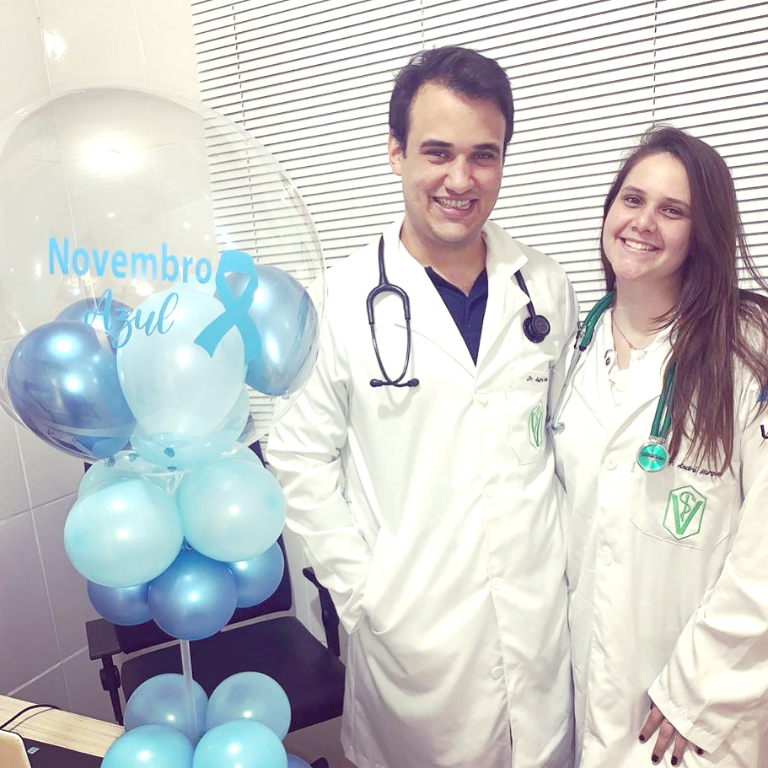 Registrando aqui hoje a simpatia e carisma do Médico Veterinário Dr. André Marques que viveu seu dia especial na terça-feira, 27, onde comemorou seu aniversário e foi alvo de felicitações de amigos e familiares. O abraço carregado de amor ele recebeu de sua mãe Lia, seu pai Peterson e de sua irmã Bia, com ele na foto. Parabéns Dr. André, feliz vida!!! 