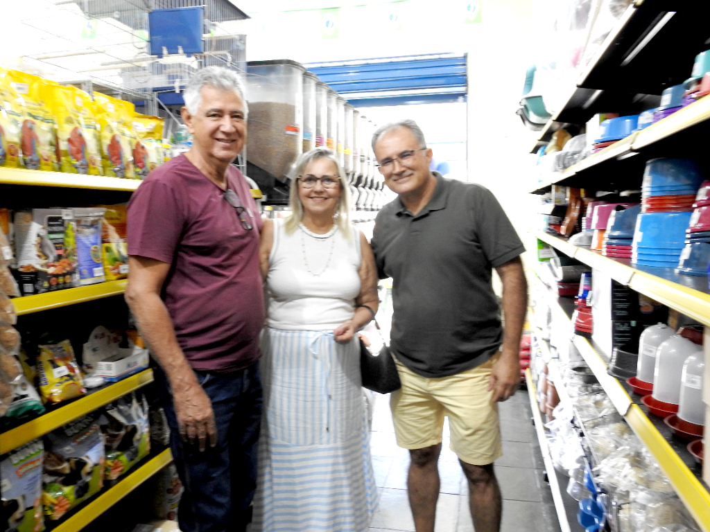 O casal Antonio Robert e Isabel fez questão de levar seu abraço amigo a Juliano Ferro, que inicia uma nova e importante etapa à frente do Pet Shop Brasil. Tradicional no comércio de Votuporanga e por muitos anos conduzida por Tuti e sua família, a empresa passa agora para o comando da família Ferro, dando continuidade a uma história construída com dedicação e confiança. Ao lado de Juliano, o empreendimento contará ainda com a atuação diária de seu filho, o médico-veterinário Dr. Guilherme Ferro, unindo experiência, profissionalismo e o compromisso de oferecer atendimento de qualidade aos clientes e seus animais de estimação.