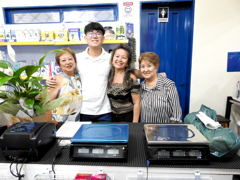 Alice Ferro, ao lado do filho Ian, da irmã Márcia e da mãe Tereza, celebra um momento muito especial para toda a família: a inauguração do Pet Shop Brasil, o mais novo empreendimento da família Ferro. Mais do que a realização de um projeto, a ocasião representa a força de uma família que compartilha os mesmos valores, sonhos e ideais. Três gerações reunidas para comemorar uma nova etapa, construída com dedicação, união e muito amor.