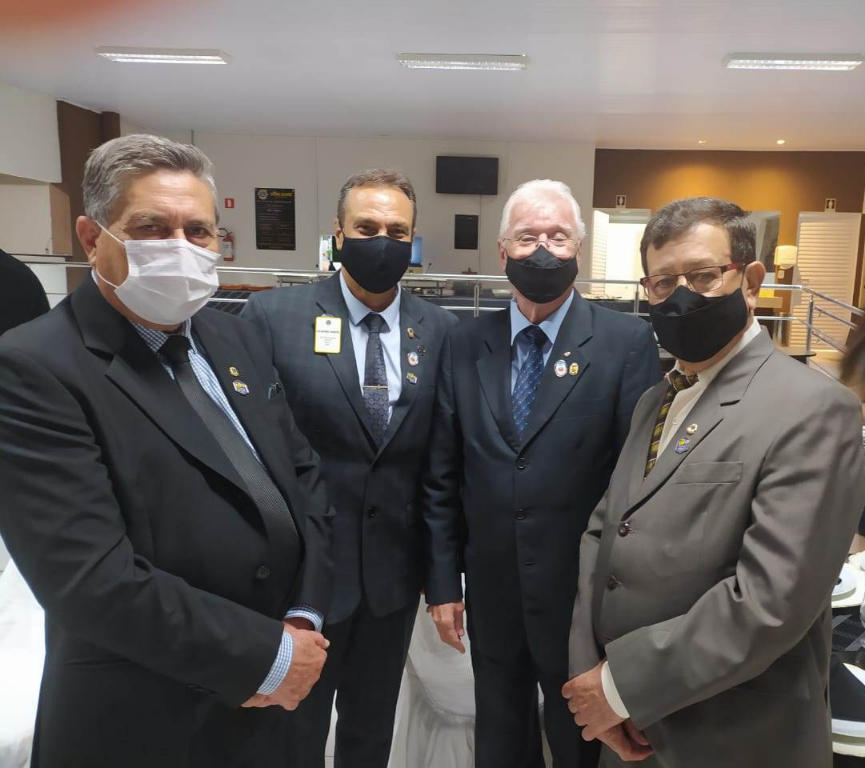 Os companheiros Leões, Antonio Figueiredo, Luis Antonio Chiqueto (ex-governador do Lions), Antonio Domingos Andriani (Coordenador Geral do Distrito LC 6) e João Carlos Ferreira, marcando presença em noite festiva de posse.