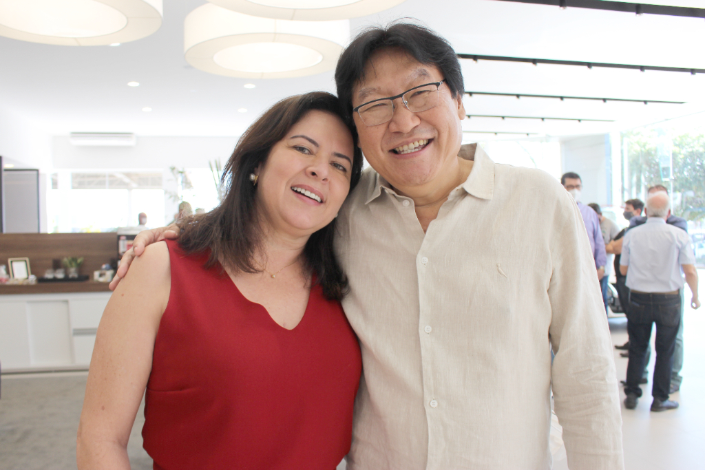 Márcia Nagata abrindo sorrisos em comemoração à chegada de um novo ciclo de vida de seu esposo Mário Nagata, que ocorreu ontem. O dia foi de muitas celebrações e cumprimentos direcionados ao empresário pela passagem de seu aniversário. Parabéns pelo seu dia, muita saúde, alegria, sucesso e muitos anos de vida felizes e abençoados