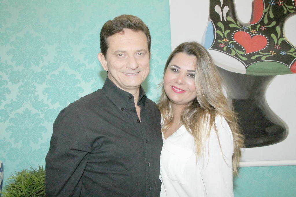 Marcos Rogério Mioto é o feliz aniversariante de hoje e celebra a alegria de mais um ano de vida ao lado de sua esposa Jussara e seu filho, o nosso querido cantor Gustavo Mioto. Parabéns ao empresário artístico e que você receba de coração aberto todas as felicitações e energias positivas que seus amigos e familiares irão te dedicar neste dia especial. Feliz aniversário!!!