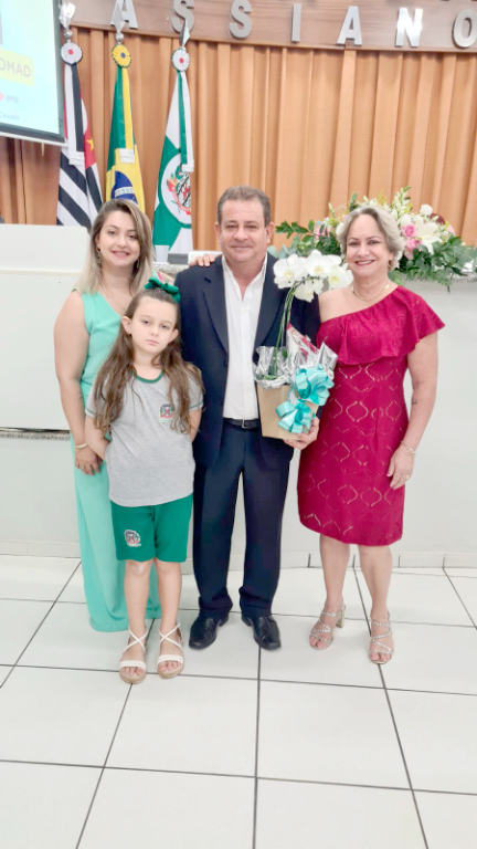 Adilson Leite, sua esposa Neusa mais sua filha Bruna e a netinha Cecília presentes na sessão da Câmara Municipal de Álvares Florence em comemoração ao aniversário da cidade 