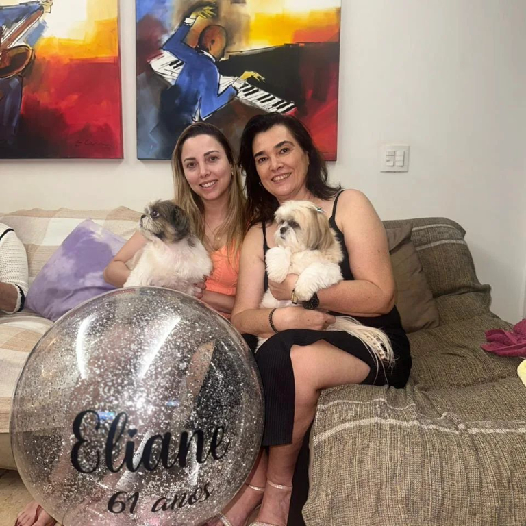 O último domingo (19) foi  um dia de celebração e felicidade para Eliane Meire Davanzo, que inaugurou um novo capítulo em sua jornada e desfrutou dessa dádiva junto da companhia amorosa de sua família e amigos. O carinho especial ela recebeu de seus irmãos Eliézer e Helena Maria Davanzo e de sua sobrinha Gabriela Davanzo Lupo, que lhe dedicaram todo o amor e afeto nesta importante data. Que este novo ciclo seja repleto de felicidade, saúde e grandes realizações. Feliz aniversário Eliane e que Deus multiplique as bênçãos sobre sua vida. 