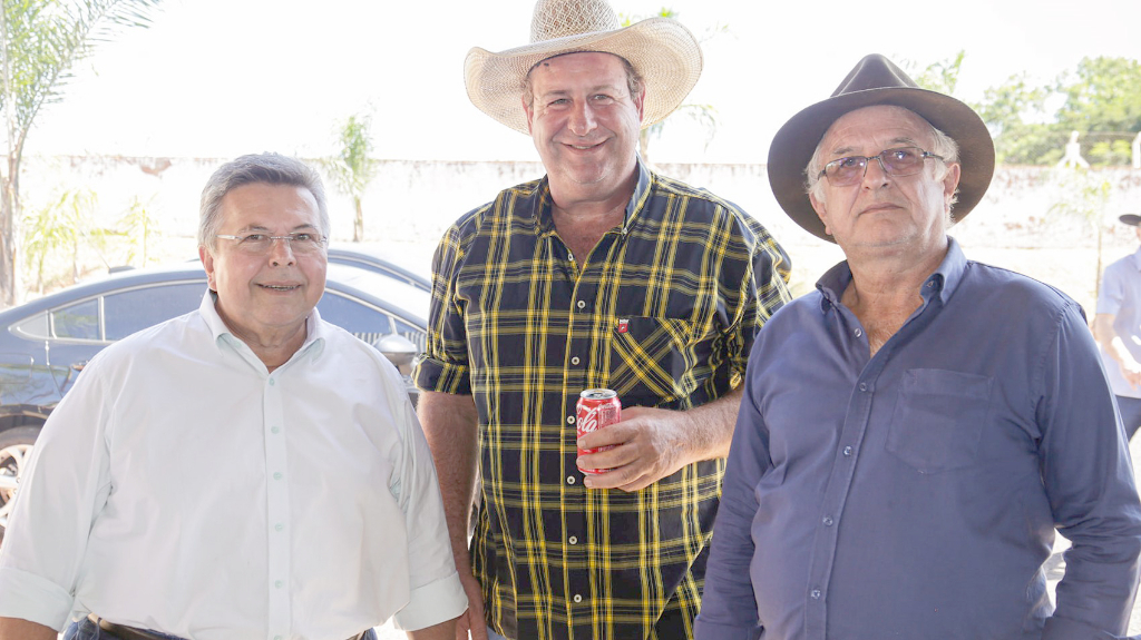 O deputado e presidente da Alesp, Carlão Pignatari, Adilson Catalan e o prefeito de Parisi Oclair Bento, prestigiando a “Cavalgada de Parisi” que aconteceu no último domingo na cidade vizinha e movimentou os apaixonados por cavalgadas