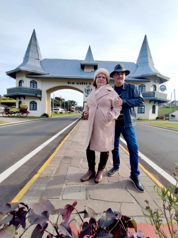 A última terça-feira, 19 de maio, foi mais que especial para Silvana de Souza, que celebrou seu aniversário em grande estilo. Ao lado do marido, Miltinho de Souza, a aniversariante aproveitou a data em clima de romance e descanso na charmosa cidade de Gramado, desfrutando das baixas temperaturas, das belas paisagens e de momentos inesquecíveis. Silvana recebeu o carinho e os cumprimentos dos filhos Laurindo, Lucas e Laís, das noras Ayla e Tamiris, do genro Paulo Vitor e dos netinhos Guilherme e Laura, além de familiares e amigos que fizeram questão de homenageá-la por mais um ano de vida. Felicidades, saúde e muitas bênçãos!