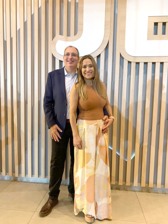 O Pastor Adriano Meira, recebe o dia hoje com um coração grato pela vida pois celebra seu aniversário cercado pelo carinho da esposa, a pastora Débora, dos filhos e de toda a família da Igreja Amor & Família, onde exerce seu ministério com dedicação e amor ao próximo. A data foi marcada por homenagens repletas de gratidão, reconhecimento e afeto, refletindo a admiração conquistada ao longo de sua trajetória de fé e serviço à comunidade. Que esta nova etapa seja iluminada por bênçãos, saúde, sabedoria e muitas realizações. Parabéns!
