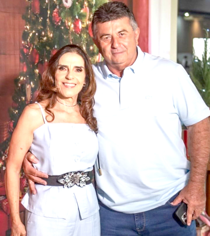 O domingo amanhã (24), será especial para o empresário Edson Scamatti, que brinda mais um ano de histórias, conquistas e momentos especiais. A data ganha ainda mais significado ao lado da esposa, Lú Amêndola, dos filhos Aline e Luiz, além do carinho de familiares e amigos que fazem questão de homenageá-lo neste dia tão especial. Parabéns Edson, que não faltem motivos para sorrir, saúde para aproveitar cada instante e muitas bênçãos nesta nova etapa. Que sua caminhada continue sendo marcada por sucesso, alegria e realizações.