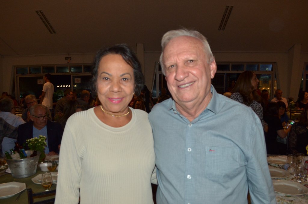 Vilma Mejan é a feliz aniversariante desta quinta-feira (15) e comemora mais um ano 
de vida ao lado de seu marido Nelson Mejan, diretor da Mejan Ambiental, e rodeada pelo carinho de sua família e de seus amigos. Parabéns Vilma, desejamos um feliz aniversário, cheio de paz, saúde, amor e tudo o que lhe trouxer felicidade
