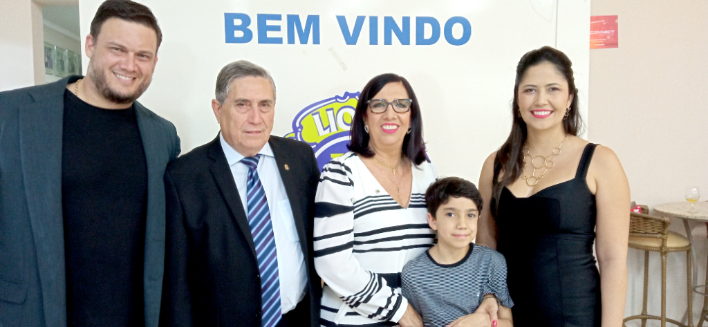 Denis Cantóia Figueiredo, ainda colhe os cumprimentos por mais um ano de vida celebrado no dia de ontem, 10 de novembro. A comemoração foi em dose dupla e Denis compartilhou essa alegria com seu sobrinho Tomas, que também comemorou seu aniversário no mesmo dia do tio. Felizes com esta dupla comemoração estão Toninho Figueiredo e Maria Cantóia, e a mamãe do Tomas, Daniele, que celebram a vida do filho e do neto. Parabéns aos aniversariantes e que esse dia iluminado seja apenas o começo de um novo ciclo de muita paz, amor e saúde em vossas vidas!!! Na foto a família Cantoia Figueiredo: Denis, o patriarca Toninho, Maria Cantoia, Daniele e Tomas