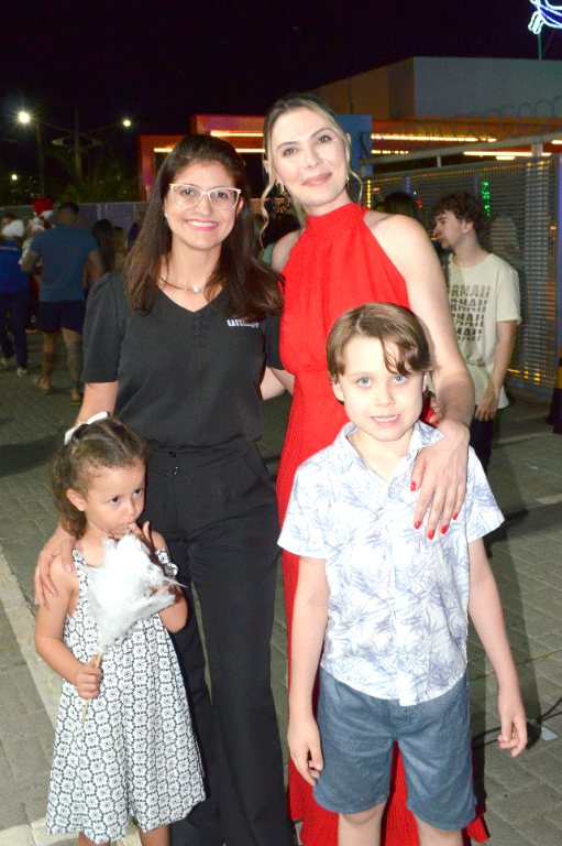 Graziela De Marchi com sua filhinha Maria Luiza e Flávia Galdiole com o pequeno Matheus, foram as grandes responsáveis pela organização e realização da encantadora Noite Iluminada da UNIFEV. Um evento especial que marcou a chegada do Papai Noel e encheu de magia o coração das crianças e dos alunos do Colégio Objetivo. Uma celebração inesquecível, planejada com dedicação, carinho e brilho nos olhos.