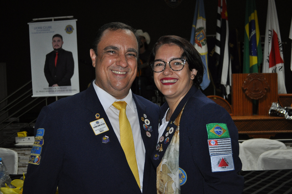 O casal 1º vice-governador do Distrito, Glauber Gomes da Silva e Alessandra, participando de posse no Lions Votuporanga.