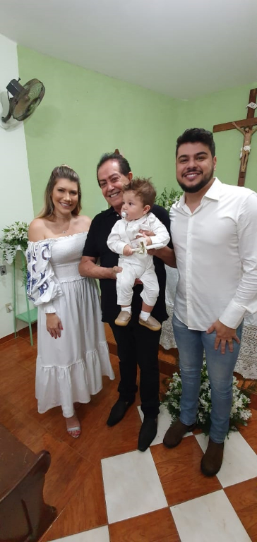 Cristiano, o famoso cantor sertanejo que faz dupla com o Zé Neto, e a mulher, Paula Vaccari, reuniram a família e amigos no batizado do filho caçula, Cristiano, de nove meses. A consagração intimista foi realizada na Capela Nossa Senhora de Lourdes, localizada na zona rural de Ipiguá, interior de São Paulo, no último dia 4, e o nosso querido Padre Silvio participou do batizado do filho do cantor. A capela escolhida por Cristiano e Paula Vaccari tem significado especial para o cantor, pois relata que foi onde deu início a sua história com a igreja e o canto. Ele começou a cantar no coral com 14 anos e então foi pegando gosto pela música naquele lugar sagrado. "Para nós, foi muito significativo marcar esse dia tão abençoado nessa capela. Foi uma noite maravilhosa ao lado dos amores da minha, só tenho a agradecer a Deus", disse o cantor. As fotos foram gentilmente cedidas por Padre Silvio Roberto.